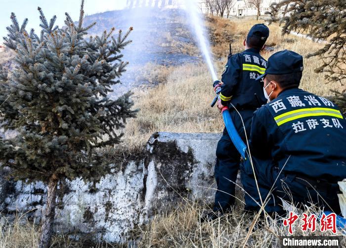 12月6日，布達(dá)拉宮消防救援大隊(duì)在布達(dá)拉宮山體林草區(qū)域開展?jié)窕ぷ??！㈣?攝