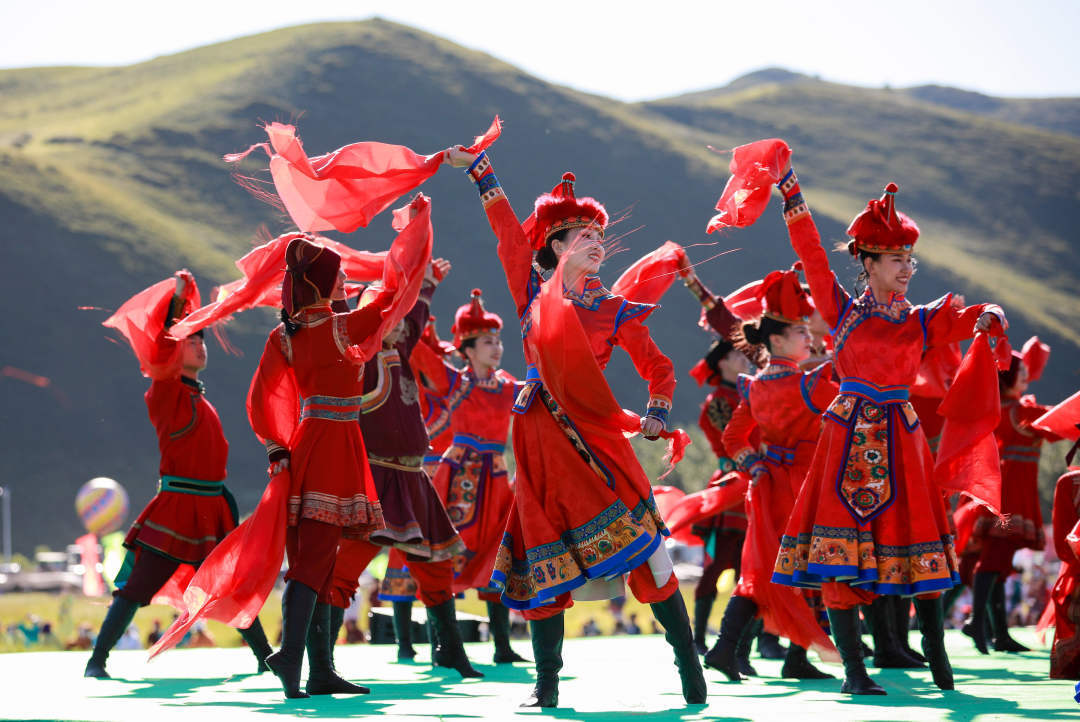 2022年8月8日，烏蘭牧騎隊員們在第九屆內(nèi)蒙古自治區(qū)烏蘭牧騎藝術節(jié)開幕式上進行文藝表演。丁根厚 攝