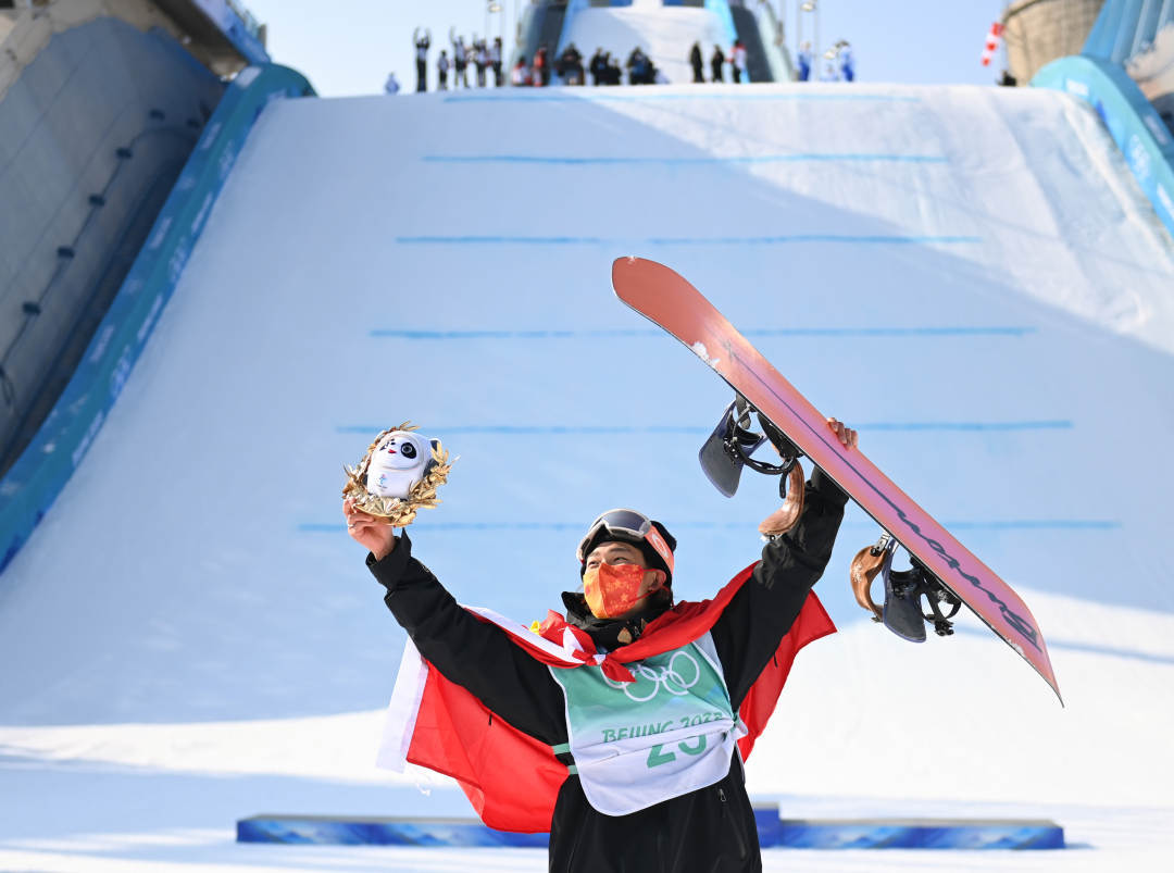 2022年2月15日，中國選手蘇翊鳴在單板滑雪男子大跳臺決賽奪冠后慶祝。新華社記者黃宗治攝