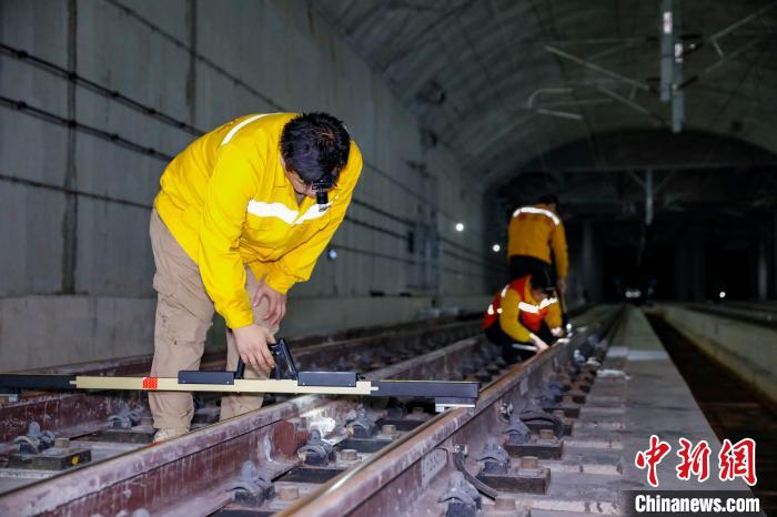 中國鐵路南寧局集團有限公司南寧工務段職工使用道尺檢查吳圩機場高鐵站高鐵線路設備?！№f剛 攝